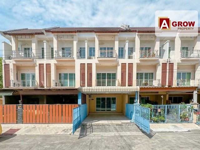 ม. ธนาภิรมย์ ศรีนครินทร์-วงแหวน ถูกสุดในโครงการ ทำเลดี ติดถนนศรีนครินทร์ ที่ตั้ง : ตำบลเทพารักษ์ อำเภอเมืองสมุทรปราการ สมุทรปราการ 10270ราคาขายเพียง  : 3,200,000 บาท รายละเอียด :- ทาวน์โฮมสูง 3 ชั้น- บ้านหันหน้าไปทางทิศตะวันออกเฉียงใต้- เนื้อที่ขนาด 23 ตร.ว- 4 ห้องนอน - 4 ห้องน้ำ - 4 ที่จอดรถ- 2 ที่จอด ***แถมฟรี***- แถมแอร์ 3 เครื่อง   - เครื่องทำน้ำอุ่น- ไมโครเวฟ - ชุดตู้ครัวจุดเด่น : - บ้านร