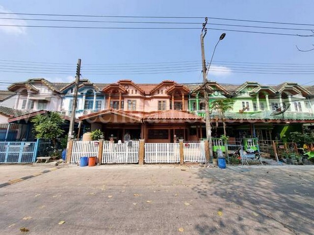 รหัสทรัพย์  5164ทาวน์เฮ้าส์ 2 ชั้น พร้อมอยู่ ทาวน์ แอนด์ คันทรี่ ติดถนน หนองจอก กรุงเทพฯที่ตั้ง : ถนนเลียบวารี แขวงกระทุ่มราย เขตหนองจอก กรุงเทพฯ 10530รายละเอียดทรัพย์ -  ขนาดที่ดิน 20.2 ตารางวา พื้นที่ใช้สอย110 ตารางเมตร -  แบบบ้านมี 2 ห้องนอน 2 ห้องน้ำ 1 ห้องรับแขก 1 ห้องครัว -  จอดรถในบ้านได้ 1 คัน ถนนหน้าบ้านกว้าง-  รีโนเวทแล้ว ต่อเติมเต็มทำเลและสถานที่ใกล้เคียง - บิ๊กซี 