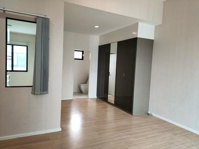 ให้เช่าทาวน์โฮม3ชั้น ย่านทาวน์อินทาวน์ รามคำแหง เลียบด่วน หมู่บ้านบ้านกลางเมืองรามคำแหง 39 เนื้อที่ 19 ตารางวา จำนวน 3 ห้องนอน 3 ห้องน้ำ