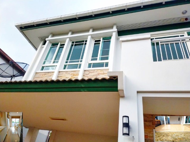  MRT ศรีกรีฑา ศรีนครินทร์ ให้เช่าบ้านหรู 2 ชั้น 106ตรว. 250ตรม. 3นอน 3น้ำ 2จอดรถ 4แอร์ ตลาดลำสาลี หลังใหญ่ กว้างขวาาง