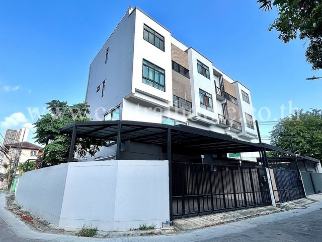 รหัสทรัพย์  5116โฮมออฟฟิศ 3.5 ชั้น 44 ตารางวา หลังมุม ซอยลาดพร้าว 25 รีโนเวทใหม่ทั้งหลังที่ตั้ง ซอยลาดพร้าว 25 แยก 2 แขวงจันทรเกษม เขตจตุจักร กรุงเทพมหานคร 10900รายละเอียดทรัพย์- โฮมออฟฟิศ ขนาดใหญ่ 3.5 ชั้น หลังมุมมีพื้นที่- ขนาดพื้นที่ 44 ตารางวา, พื้นที่ใช้สอย 250 ตารางเมตร - 3 ห้องนอน, 4 ห้องน้ำ, 1 ห้องโถงอเนกประสงค์, 1 ห้องครัว, 2 ที่จอดรถ- บ้านหันหน้าทางทิศตะวันออก- พื้นชั้นล่าง 