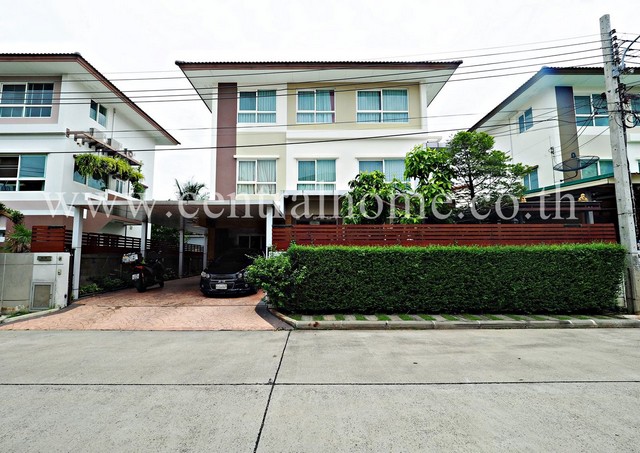 รหัสทรัพย์  : 5022บ้านเดี่ยว 3 ชั้น โครงการคาซ่า พรีเมี่ยม ราชพฤกษ์-พระราม5 (ใกล้ตลาดเจ้าพระยา) ถ.บางกรวย-ไทรน้อย ต.บางเลน อ.บางใหญ่ จ.นนทบุรี ฟังก์ชั่นบ้าน- เนื้อที่บ้าน 58.8 ตารางวา พื้นที่ใช้สอย 287 ตารางเมตร - แบบบ้านมี 3 ห้องนอน 5 ห้องน้ำ 1 ห้องรับแขก 1 ห้องนั่งเล่นดูทีวีสำหรับสมาชิกในครอบครัว 1 ห้องครัวตกแต่งต่อเติมเพิ่มพร้อมเคาน์เตอร์ครัวบิวท์อิน , 1 ห้องพื้นที่สำหรับ