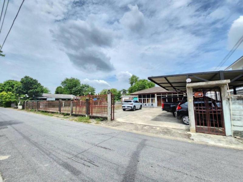 ขายที่ดินพร้อมออฟฟิศ202ตร.ว.ย่านลาดพร้าวรามคำแหง ใกล้รถไฟฟ้าสายสีเหลืองMRTมหาดไทยราคาขาย 22,000,000 บาท ที่ตั้ง ถนนลาดพร้าว แขวงพลับพลา เขตวังทองหลาง กรุงเทพมหานคร 101310ติดต่อ : คุณภัสพงณ์ 063-409-8164Line : deedaa23เนื้อที่ 202 ตารางวา แอร์ 3 เครื่อง จอดรถ 4 คัน พร้อมต่อ EV Charger 1 ตำแหน่งหน้าบ้านหันทางทิศตะวันออกที่ดินเป็นสี่เหลี่ยมผืนผ้า หน้ากว้าง 35 เมตร x ลึก 24 เมตรสถานที่ใกล้เคียง- ใกล้ 7- Eleven - �