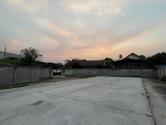 ที่ดินวัวลายแปลงสวย ใกล้ถนนคนเดิน 180 เมตร วัวลายซอย 1 พื้นที่ 2 โฉนด 159 ตารางวา มีกำแพงล้อมเรียบร้อย พื้นที่เป็นลานคอนกรีต มีถนนเข้าที่ดินกว้าง 4 เมตร ขายยกแปลงเท่าราคาประเมิน 5.5 ล้าน โอนคนละครึ่ง สนใจติดต่อ 094.2893646 มัสรับสายค่ะ 