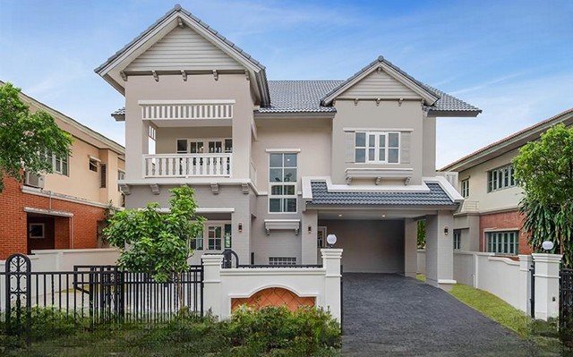 ขาย - บ้านมือสองตกแต่งใหม่ แบรนด์ Q.House โครงการ ลัดดารมย์ ปิ่นเกล้า บนเนื้อที่กว้างขวางถึง 85.9 ตร.ว. พื้นที่ใช้สอย 244.2 ตร.ม. ฟังก์ชัน 3 ห้องนอน 3 ห้องน้ำ 1 ห้องแม่บ้าน จอดรถได้ 2 คัน พร้อม Living ชั้น 2 ขนาดใหญ่ บนทำเลศักยภาพ ติด ถนนกาญจนาภิเษก ใกล้ห้างเซ็นทรัล เวสต์เกต, ทางด่วน   กาญจนาภิเษก   และห่างจากรถไฟฟ้า   สถานีตลาดบางใหญ่   ประมาณ 10 นาทีรายละเอียด (รหัส: B7339)ราคา:8,990,000 บาทชื่อโค