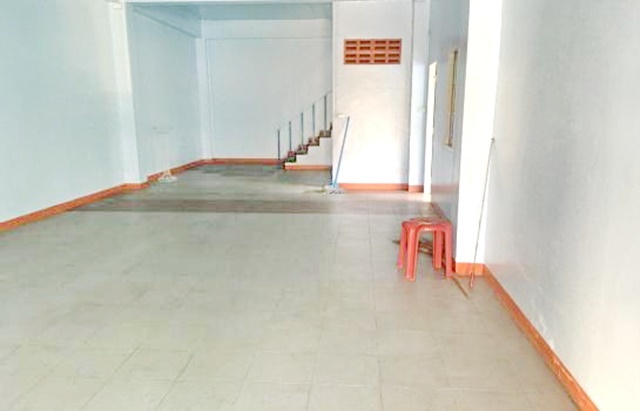 ตลาดพระเงิน ให้เช่า โชว์รูม อาคารพาณิชย์ 3 ชั้น ติดถนนใหญ่ตรงปก  ตลาดพระเงิน ลานจอดรถ หลังคาหน้าอาคาร 26 ตรว. 2นอน 3น้ำ ติดถนนใหญ่ตรงปก