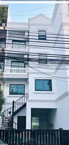 ให้เช่า โฮมออฟฟิศ 4ชั้น ซอยปรีดีพนมยงค์ สุขุมวิท 71 พระโขนง ใกล้รถไฟฟ้า รหัสทรัพย์ R3035 ราคาเช่า  65,000 บาทเดือน ( มัดจำ 2 ล่วงหน้า 1 เดือน )สนใจติดต่อ คุณเอมมี่   โทร 061-895-9195  Line Add Friend  : https://line.me/ti/p/gAB4zRsgkGรหัสประกาศ รหัสทรัพย์ R3035 โฮมออฟฟิศ 4ชั้น ซอยปรีดีพนมยงค์ สุขุมวิท 71 พระโขนง ใกล้รถไฟฟ้าเนื้อที่ 42 ตารางวาพื้นที่ใช้สอย 200+ ตารางเมตร5 ห้องนอน6 ห้องน้ำ3 ที่จอดรถ- เพดานสูงสว่างสดใสพร้อมช่อง