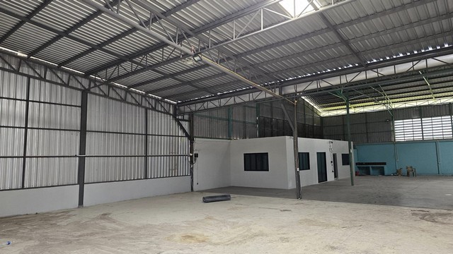 ให้เช่าโกดัง 850 ตารางเมตร  ติดถนนใหญ่ ทำเลดี  ที่อยู่ สะพาน 8 ต.คลองขวาง  อ.ไทรน้อย