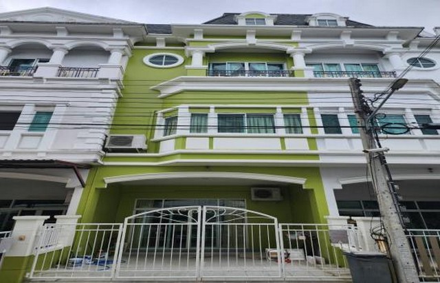 [B975]ให้เช่า 22k ทาวน์โฮม ไล่ระดับ 5 ชั้น เพดานสูง ดิ ยูโรเปี้ยนทาวน์ ยูโรโนวา ลาดกระบัง 24/1 ห่างจากถนนใหญ่เพียง 200 เมตร ใกล้ทางด่วน ทาวน์โฮม 3 ชั้น 21 ตร.วา พื้นที่ใช้สอย 180 ตร.ม 3 ห้องนอน (ห้องน้ำในตัวทุกห้อง) 4 ห้องน้ำ 1 ห้องนั่งเล่น 1ห้องครัวบิวอิน  ลานซักล้างด้านหลัง จอดรถได้ 2 คัน พร้อมเฟอร์นิเจอร์ เตียงนอน ตู้เสื้อผ้า โต๊ะครื่องแป้ง แท้งค์น้ำ ปั้มน้ำ แอร์ 5 ตัว เครื่องทำน้