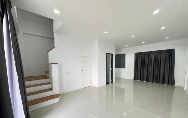 EPL-HS1123 ขายทาวน์โฮมสร้างใหม่ มือหนึ่ง ลาดพร้าว 83 เนื้อที่ 23.5 ตรว. 3 ห้องนอน 3 ห้องน้ำ พท.ใช้สอย 187ตรม. ปากซอยมีสถานีรถไฟฟ้า