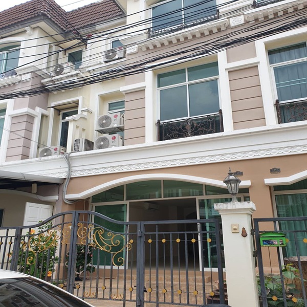 รายละเอียด  ให้เช่าทาวน์เฮ้าส์ 3 ชั้นเนื้อที่ 23 ตร.ว พื้นที่ใช้สอย 210ตร.ม 3ห้องนอน 3ห้องน้ำ 1ห้องโถงใหญ่ แอร์ 5 เครื่อง ถนนลาดพร้าว130 - รามคำแหง 81 ราคาเช่า 18,000 บ/ด สถานที่สำคัญใกล้เคียง เจ้าหน้าที่รักษาความปลอดภัย 24 ชมสิ่งอำนวยความสะดวก ร้านสะดวกซื้อ 7-11  ห้างMakro ลาดพร้าว  ตะวันนา  ตลาดนัด กกท  The Mall บางกะปิ  Tesco Lotus  Major Hollywood รามคำแหง  Big C รามคำแหง : 3 กม.  ตลาดบางกะปิ  The Mall รามคำแหง 2 , 3 Big C ลาดพ