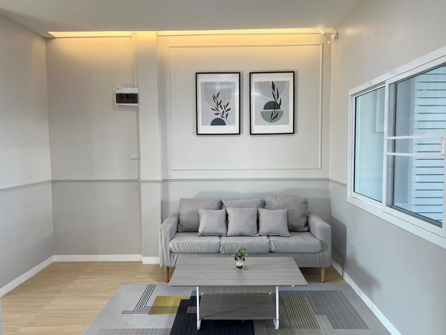 sss465  ขาย ทาวน์เฮ้าส์ 2 ชั้น หมู่บ้านศรีประจักษ์ วิลล่า 7 (ถนนบางกรวย-ไทรน้อย) ทำเลดีใกล้แม็คโคร ไทรน้อย หลังใหญ่ ตกแต่งใหม่สวยมากที่ตั้ง  ถนนบางกรวย – ไทรน้อย ถนนชัยพฤกษ์ ถนนกาญจนาภิเษก ถนน 340 (บางบัวทอง-สุพรรณบุรี) ใกล้การไฟฟ้าฝ่ายผลิตสถานีไทรน้อยพื้นที่ : 22.5  ตรว.พื้นที่ใช้สอย : 160 ตรม. รายละเอียดเพิ่มเติม :– ฟังชั่น 3 ห้องนอน 2 ห้องน้ำ– ต่อเติมหลังคาโรงรถ– มีพื้นทีใช้