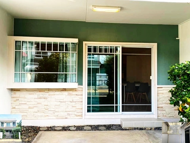 เมกา เฟอร์บางส่วน อิเกีย ให้เช่าทาวน์เฮาส์ 2 ชั้น พร้อมอยู่ 2นอน 3น้ำ 1จอด ติดถนน เดินทางสะดวก 27ตรว. 195ตรม.