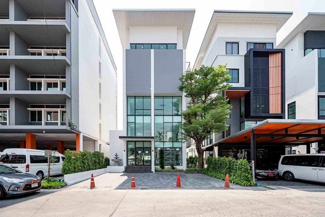 ให้เช่าอาคารสํานักงาน stand alone 5 ชั้น 520 ตรม. ซอยพัฒนาการ 31-1 รีโนเวทใหม่ พร้อมลิฟท์ พร้อมที่เปล่าอีก 100 ตรว. ใกล้ตึก True Tower