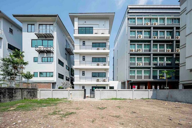 ให้เช่าอาคารสํานักงาน stand alone 5 ชั้น 520 ตรม. ซอยพัฒนาการ 31-1 รีโนเวทใหม่ พร้อมลิฟท์ พร้อมที่เปล่าอีก 100 ตรว. ใกล้ตึก True Tower