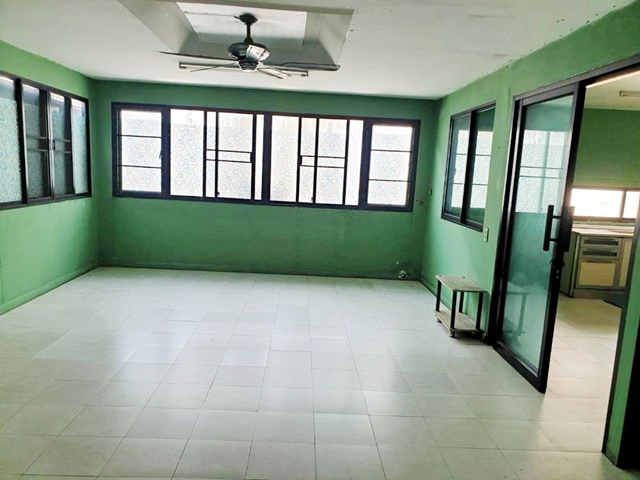 ตลาดยิ่งรวย 76 ให้เช่าอาคารพาณิชย์ 4 ชั้น 2 คูหา  42ตรว. 445ตรม. 6นอน 6น้ำ 2จอดรถ BRT วัดปริวาส