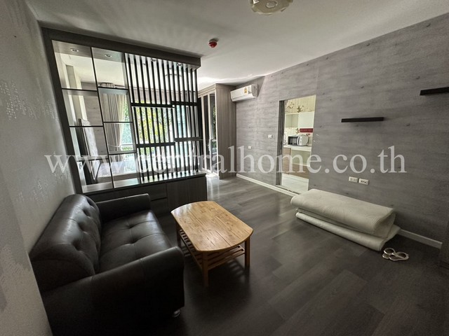 รหัสทรัพย์  5063ดีคอนโด แคมปัส รีสอร์ท บางนา อาคาร B (Autumn Building) ห้องสวยพร้อมเข้าอยู่ที่ตั้ง  ซอยเอแบค ตำบลบางบ่อ อำเภอบางบ่อ จังหวัดสมุทรปราการ 10540รายละเอียดทรัพย์ - คอนโด 5, อาคาร 8 ชั้น, ตัวห้องอยู่ อาคาร B ชั้น 2 วิวสวน- ขนาดพื้นที่ 30.5 ตารางเมตร, 1 ห้องนอน, 1 ห้องน้ำ- 1 ห้องนั่งเล่น, 1 เคาน์เตอร์ครัว, 1 แอร์- เตียงพร้อมที่นอน, ตู้เสื้อผ้า Build-in, ชั้นวางของสิ่งอำนวยความสะดวก- ระบบรักษา