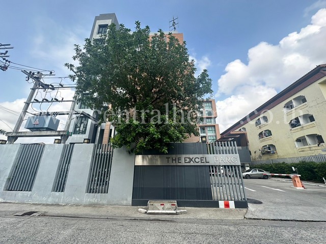 รหัสทรัพย์  : 4253คอนโด ดิ เอ็กเซล พาร์ค (The Excel Parc) ซอยลาซาล 19 วิวสระว่ายน้ำ ราคาถูกมากที่ตั้ง : 37 ซอย ลาซาล 19 บางนาใต้ เขตบางนา กรุงเทพมหานคร 10260รายละเอียดทรัพย์- พื้นที่ใช้สอย 34.03 ตารางเมตร - 1 ห้องนอน 1 ห้องน้ำ 1 ห้องรับแขก 1 ห้องครัว 1 ที่จอดรถ- ชุดครัวบิ้วท์อิน- แอร์ 2 เครื่อง 1 เครื่องซักผ้า 1 เครื่องทำน้ำอุ่น- เฟอร์นิเจอร์ เตียง ตู้เสื้อผ้า โต๊ะเครื่องแป้ง โซฟา ชั้นวางทีวี 