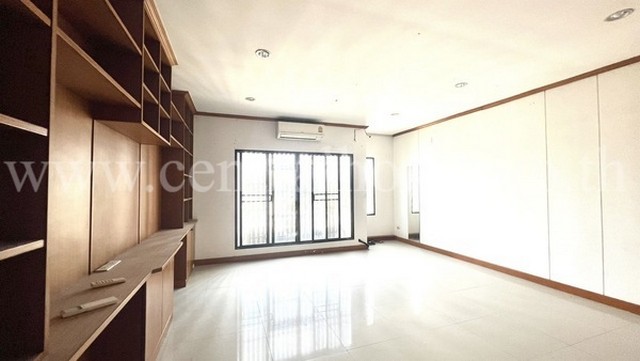 อาคารพาณิชย์ 3 ชั้น เดอะ คอนเนค ในเมืองทองธานี ติดทางด่วนเมืองทอง