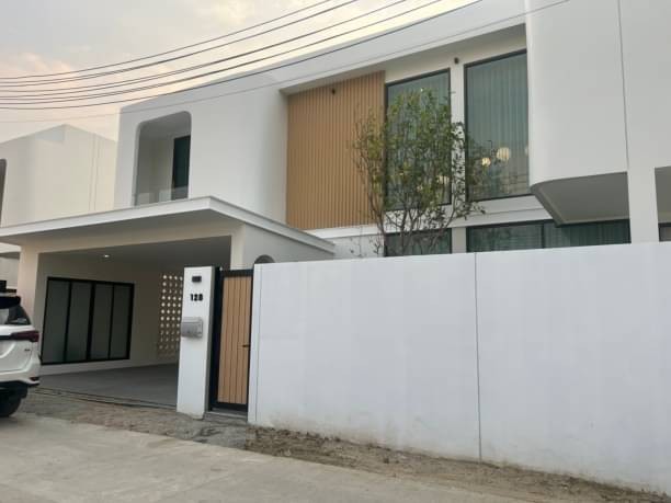 ขาย/ให้เช่า เริ่มที่ 9.5 ล้าน,12.9 ล้าน (พร้อมเฟอร์+โซล่าเซลล์) ให้เช่า 150,000 บาท พูลวิลล่า 2 ชั้น หางดง ทำเลดี