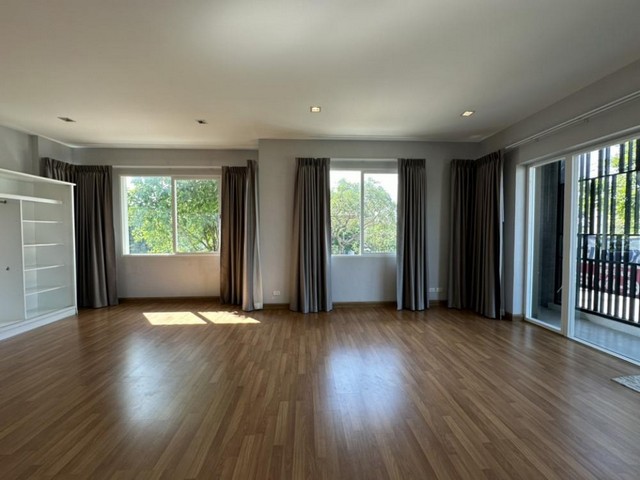 ให้เช่าบ้านเดี่ยว หลังมุม ติดสวน วรารมย์ พรีเมี่ยม วัชรพล-จตุโชติ 5 ห้องนอน 5 ห้องน้ำ บ้านเปล่า