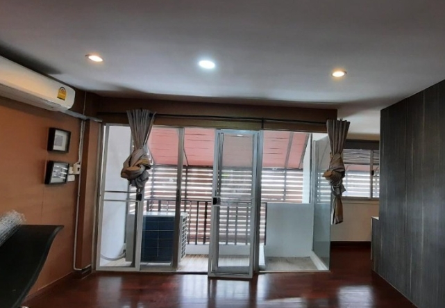 ขายทาวน์โฮม 4 ชั้น หมู่บ้านวราธรวิลล์ พัฒนาการ 44 เนื้อที่ 31 ตรว มี 5 นอน 4 น้ำ