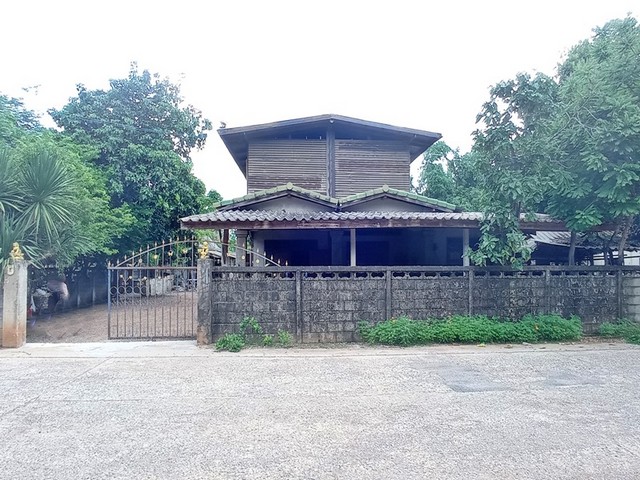  รายละเอียดเพิ่มเติม Code ID :  PAP2-0335  ราคาขาย  1,337,000  บาท- ขนาดพื้นที่ :  335.1 ตรว. - พื้นที่ใช้สอย :  352.5 ตรม.  - จำนวนห้อง :   2 ห้องนอน 2 ห้องน้ำ  - ที่จอดรถ :   2 คัน- บ้านหันทางทิศ :  ตะวันออกเฉียงเหนือ พิกัดทรัพย์ :  https://maps.app.goo.gl/gMk9f4sGWvaVM9fq6    สถานที่ใกล้เคียง- ใกล้  โรงเรียนบ้านคอกม้า- ใกล้  วัดปทุมวนาราม- ใกล้  โรงเรียนกันทรวิชัย- ใกล้  โรงพยาบาลกันทรวิชัยสอบถามเพิ่มเติม/นัดชมโทร. 097-419-5982(พลอย)โทร. 096-932-4624(ออมส