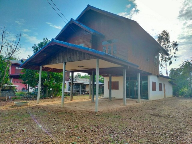   รายละเอียดเพิ่มเติม Code ID :  PAP5-0421  ราคาขาย  1,030,000  บาท- ขนาดพื้นที่ :  355 ตรว.  - พื้นที่ใช้สอย :  264.75 ตรม.   - จำนวนห้อง :   2 ห้องนอน 2 ห้องน้ำ  - ที่จอดรถ :   2 คัน- บ้านหันทางทิศ :  ตะวันตก พิกัดทรัพย์ :   https://maps.app.goo.gl/gffC6WuReBkLfmY26    สถานที่ใกล้เคียง- ใกล้  วัดบูรพา- ใกล้  โรงเรียนราษฏร์ประชานุเคราะห์ 18- ใกล้  วัดสว่างอรุณ- ใกล้  โรงเรียนบ้านหนองแกหนองโลสอบถามเพิ่มเติม/นัดชมโทร. 097-419-5982(พลอย)โทร. 096-932-4624(ออมสิน)Line : @