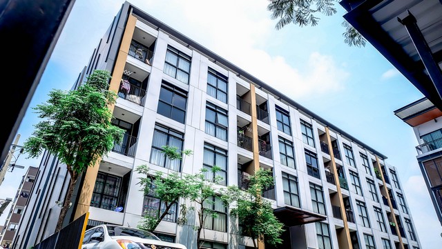   รายละเอียดเพิ่มเติม Code ID : AL 0761  ราคาขาย  3,021,000   บาท- ขนาดพื้นที่ :    28.88 ตร.ม.- พื้นที่ใช้สอย : 2 ห้องนอน 1 ห้องน้ำ  พิกัดทรัพย์ : https://maps.app.goo.gl/ckbiVbATLe97d7XN7    สถานที่ใกล้เคียง- ใกล้อิมพีเรียลเวิลด์,บิ๊กซี ลาดพร้าว- ใกล้สำนักงานเขตวังทองหลาง ,ติดถนนเลียบทางด่วนเอกมัย สอบถามเพิ่มเติม/นัดชมโทร. 097-419-5982(พลอย)โทร. 096-932-4624(ออมสิน)Line : @panaya (มี@ด้านหน้า)ปรึกษาสินเชื่อฟรี One Stop Service ดูแลตั้งแต่ต้นจนจบบริษัท ปณ�