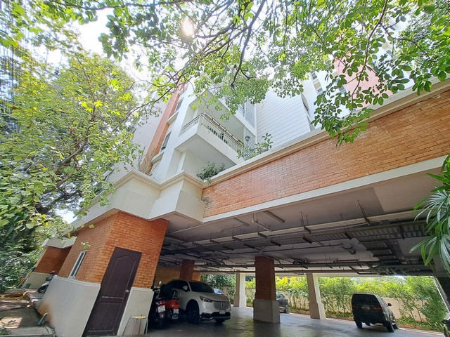   รายละเอียดเพิ่มเติม Code ID : AO 0128  ราคาขาย 4,132,500  บาท- พื้นที่ใช้สอย :   75.05 ตารางเมตร- จำนวนห้อง :   2 ห้อนนอน 1 ห้องน้ำ- ชั้น : 2- อาคาร : 1 พิกัดทรัพย์ : https://maps.app.goo.gl/9e4PqmqEjCCAiife9    สถานที่ใกล้เคียง- ใกล้บิ๊กซี อิมพีเรียล/ฟู๊ดแลนด์ ลาดพร้าว สอบถามเพิ่มเติม/นัดชมโทร. 097-419-5982(พลอย)โทร. 096-932-4624(ออมสิน)Line : @panaya (มี@ด้านหน้า)ปรึกษาสินเชื่อฟรี One Stop Service ดูแลตั้งแต่ต้นจนจบบริษัท ปณยาคิดดี จำกัด