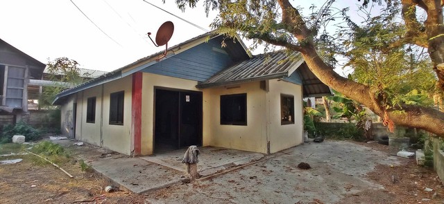   รายละเอียดเพิ่มเติม Code ID :  PAP5-0597  ราคาขาย  644,000  บาท- ขนาดพื้นที่ :  160 ตรว.  - พื้นที่ใช้สอย :   71.5 ตรม.- จำนวนห้อง :   1 ห้องนอน 1 ห้องน้ำ - ที่จอดรถ :       คัน- บ้านหันทางทิศ : ตะวันออก พิกัดทรัพย์ :  https://maps.app.goo.gl/RUshWzJ5Qh6fvHoE6    สถานที่ใกล้เคียง- ใกล้  วัดโพธิ์ศรีบ้านเข็ง- ใกล้  วัดบ้านหนองสะพัง- ใกล้  บ้านหนองสระพัง- ใกล้  โรงพยาบาลส่งเสริมสุขภาพตำบลตำบลบ้านขามเปี้ยสอบถามเพิ่มเติม/นัดชมโทร. 097-419-5982(พลอ�