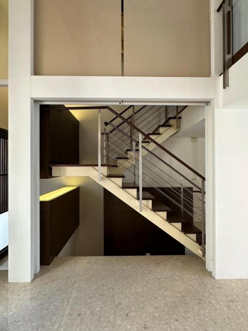 ทาวเฮาส์ใจกลางเมืองพิกัด 35.4วาหน้ากว้าง 7.5 เมตร มี 5 ชั้น รวมชั้นลอย 3 ห้องนอน 3 ห้องน้ำแขก บวกห้องนอนและห้องน้ำสำหรับแม่บ้านถนนสาทร