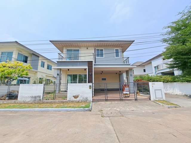   รายละเอียดเพิ่มเติม Code ID : 006-0000-046  ราคาขาย  9,310,000 บาท- ขนาดพื้นที่ :   64.9 ตร.ว.- จำนวนห้อง :  4 ห้องนอน 3 ห้องน้ำ - ที่จอดรถ :   2  คันพิกัดทรัพย์ : https://maps.app.goo.gl/5zswG4BB4ZVqLjAT7    สถานที่ใกล้เคียง- ใกล้ใกล้ Airport Link ทับช้าง , ใกล้ทางด่วนศรีนครินทร์รัชดาภิเษก , ใกล้สนามบินสุวรรณภูมิ เพียง 15 นาที , ใกล้รามคำแหง พระรามเก้า ศรีนครินทร์ บางนา ถนนวงแหวนกาญจนาภิเษก , โรงเรียนเตรียมอุดมพัฒนาการ , โรงเรียนนานาชา