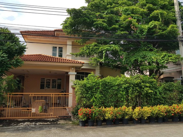   รายละเอียดเพิ่มเติม Code ID : AR 0675  ราคาขาย 6,555,000  บาท- ขนาดพื้นที่ :    67.3 ตร.ว.- จำนวนห้อง :   4 ห้องนอน 3 ห้องน้ำ- ที่จอดรถ :   1    คันพิกัดทรัพย์ : https://maps.app.goo.gl/Ak6DHNumJyWViqNCA    สถานที่ใกล้เคียง- ใกล้ติดถนนวงแหวนสายตะวันออก (กาญจนาภิเษก)- ใกล้มหาวิทยาลัยรามคำแหง,สนามบินสุวรรณภูมิ,โรงเรียนนานาชาติ Ascot สอบถามเพิ่มเติม/นัดชมโทร. 097-419-5982(พลอย)โทร. 096-932-4624(ออมสิน)Line : @panaya (มี@ด้านหน้า)ปรึกษาสินเชื่อฟรี One Stop Service ดูแ�