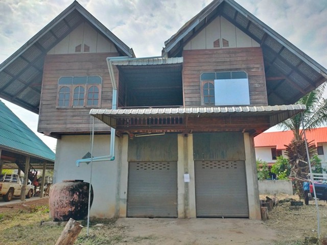 รายละเอียดเพิ่มเติม Code ID :  PAP1-0650  ราคาขาย  1,080,000  บาท- ขนาดพื้นที่ :  263 ตรว.  - พื้นที่ใช้สอย :  231.05 ตรม.  - จำนวนห้อง :    2 ห้องนอน 2 ห้องน้ำ- ที่จอดรถ :   1 คัน- บ้านหันทางทิศ :  ตะวันออกเฉียงเหนือ พิกัดทรัพย์ :  https://maps.app.goo.gl/ZfW8BFnDb4qX4pMx6    สถานที่ใกล้เคียง- ใกล้  ตลาดประชารัฐอากาศอำนวย- ใกล้  สถานีตำรวจภูธรอากาศอำนวย- ใกล้  รพ.อากาศอำนวย​- ใกล้  วัดอุดมรัตนารามสอบถามเพิ่มเติม/นัดชมโทร. 097-419-5982(พลอย)โทร. 096-932-