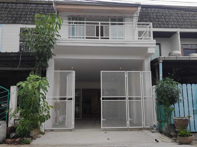 ขายบ้านทาวน์เฮ้าส์2ชั้น หมู่บ้านเพชรเกษมวิวล่า ติดถนนเพชรเกษม เดินเพียง 20 ก้าวถึงหน้าบ้าน 