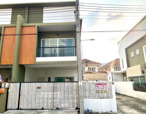 ขายบ้าน พิบูลย์ทาวน์โฮม จังหวัดนนทบุรี หลังมุม บ้านหันหน้าทิศเหนือค่ะ ไม่ร้อน ลมเข้าออกตลอดทั้งปี