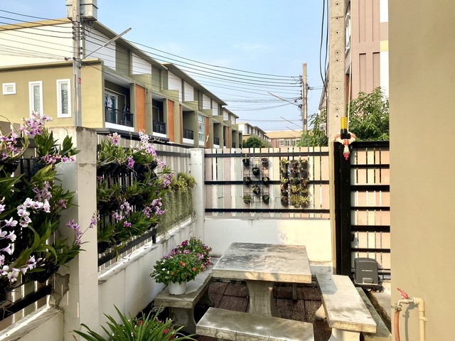 ขายบ้าน พิบูลย์ทาวน์โฮม จังหวัดนนทบุรี หลังมุม บ้านหันหน้าทิศเหนือค่ะ ไม่ร้อน ลมเข้าออกตลอดทั้งปี