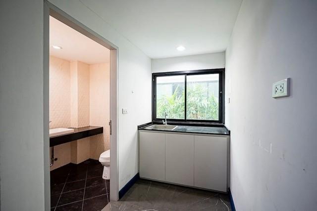 BS805 ขายอาคารสํานักงาน stand alone 5 ชั้น 500 ตรม. ซอยพัฒนาการ 31/1 รีโนเวทใหม่ พร้อมลิฟท์ ใกล้ตึก True Tower