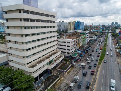 ให้เช่าโรงแรม 10 ชั้น ติดถนนเทพารักษ์ ใกล้แยกศรีเทพา แนวรถไฟฟ้าสายสีเหลือง เนื้อที่ 1 ไร่เศษ รวม 110 ห้อง ราคาพิเศษ!!.ที่ตั้ง: ถนน เทพารักษ์ ตำบลเทพารักษ์ อำเภอเมืองสมุทรปราการ จังหวัด สมุทรปราการ.รายละเอียดดังต่อไปนี้.- ที่ดินพร้อมโรงแรม 10 ชั้น ขนาดประมาณ 1 ไร่- จำนวน 110 ห้อง ไม่รวมห้องส่วนกลาง และห้องอาหาร- พร้อมที่จอดรถประมาณ 21 คัน พื้นที่ใช้สอยอาคารประมาณ 3,750 ตรม.- 