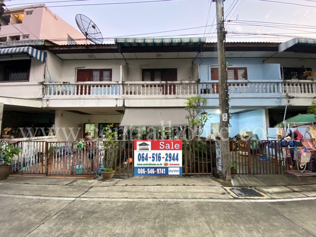 รหัสทรัพย์ 5020ทาวน์เฮ้าส์  ซอย เรวดี 32 ราคาถูก (หมู่บ้าน สามัคคีวิลเลจ)ที่ตั้ง : ซอย หมู่บ้านสามัคคีวิลเลจ 1 ตำบลตลาดขวัญ อำเภอเมืองนนทบุรี จังหวัดนนทบุรีรายละเอียดทรัพย์ :- เนื้อที่ 18 ตร.ว พื้นที่ใช้สอย 100 ตร.ม - 2 ห้องนอน 2 ห้องน้ำ 1 ห้องรับแขก 1 จอด- ต่อเติมครัวด้านหลังบ้าน- หน้าบ้านหันทิศเหนือ- ถนนในซอยกว้างรถสวนกันได้สถานที่สำคัญ ใกล้เคียง :- ตำแหน่งที่ตั้งอยู่ใ