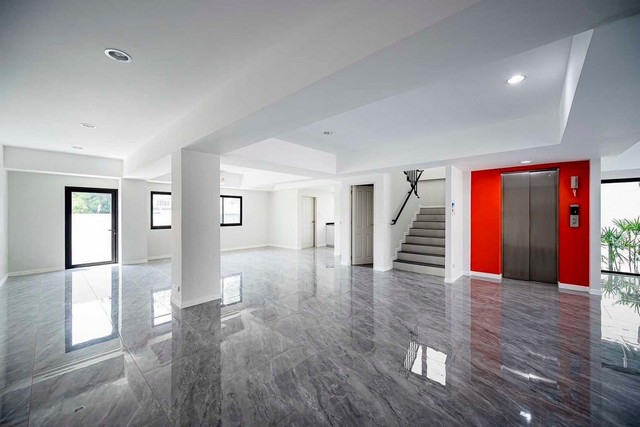 ให้เช่าอาคาร Stand Alone ย่านพัฒนาการ พร้อมลิฟต์ พร้อมที่ดินด้านหลังตึกมีทางเข้าออก โดยสามารถทำเป็นลานจอดรถ หรือโกดัง