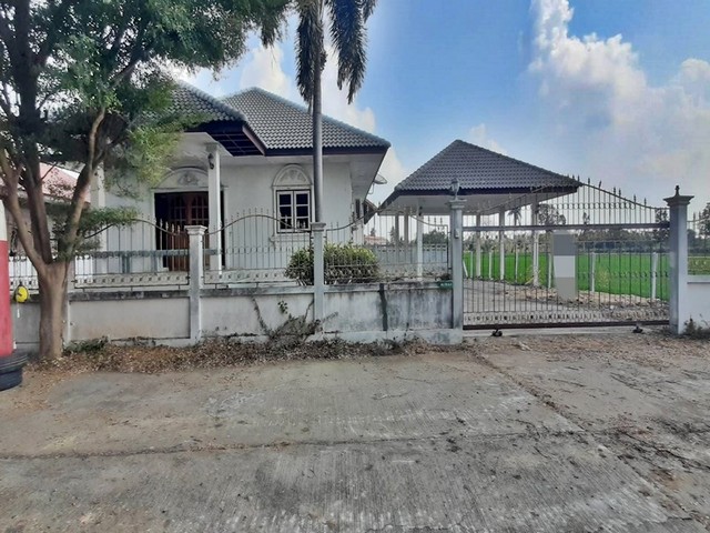 รายละเอียดเพิ่มเติมCode ID : PAP-3-0449  ราคาขาย     1,600,000 บาท- ขนาดพื้นที่ : 133 ตร.ว (1 งาน / 33 ตร.ว)- พื้นที่ใช้สอย : 140 ตรม- จำนวนห้อง : - ห้องนอน - ห้องน้ำ- ที่จอดรถ :   1-2 คัน- บ้านเดี่ยว : 1 ชั้น- บ้านเดี่ยวหันไปทางทิศ : -พิกัดทรัพย์ :    https://maps.app.goo.gl/th98gsRe9vxWNV24Aสถานที่ใกล้เคียง- ใกล้วัดธรรมมงคล- ใกล้โรงเรียนบ้านรางกะทุ่ม- ใกล้วัดถ้ำสุทธาวาส- ใกล้วัดพระลอย สุพรรณบุรีสอบถามเพิ่มเติม/นัดชมโทร. 097-419-5982(พลอย)โทร. 096-932