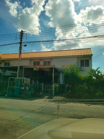 ขายทาวน์เฮ้าส์พร้อมกิจการ ร้านสเต็ก ตรอกมาศ PadThai Bistro รีวิว 4.6ดาวบน Google map ขนาด 16ตารางวา หรือ 64ตารางเมตร 2ชั้น 2ห้องนอน 1ห้องน้ำ 1ห้องนั่งเล่น 1ที่จอดรถ จัดส่งอาหารโดย Grabfood, Lineman, Robinhood ทางเราทำระบบเดลิเวอรี่ไว้แล้ว มีแอร์ขนาด 18,000Btu, 12,000Btu, เครื่องซักผ้า, ทีวี, ตู้เย็น ฯลฯโฉนด น.ส.4.จ  ราคา 980,000บาทพิกัด : ซอย 31 (ถนนรอง) หมู่บ้านเอื้ออาทรเคหะ รังสิตคลอง 9 หมู่ที่ 1 ต.บึงสนั่น, ถนนรังสิต – นครนาย