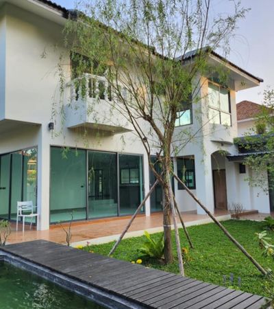 ติดต่อ หลิน 088 598 6998 Line ID: positive.agขาย 8.9 ล้านบาท*พูลวิลล่า ติดแม่น้ำใหญ่กว่าน้ำไหลตลอดปี! พื้นที่กว้างขวาง พูลวิลล่าหลังใหญ่ ใกล้ใจกลางเมือง เพียง 7 กม..ขนาดที่ดิน 160 ตรว. หรือ 640 ตรม.พื้นที่ใช้สอย 420 ตรม.(หลังบ้านติดนำ้แม่กวง นำ้ไหลตลอดปี มีที่งอกอีก40 ตร.ว)ห้องนอน 4 ห้องนอน 5 ห้องน้ำ .รายละเอียดเพิ่มเติม- ห้องแม่บ้าน 1-ห้องรับแขก 1-ห้องนั่งเล่น 2-ห้องครัว พร้อมเตาแก๊ส, ฮู๊ดดูดควัน 