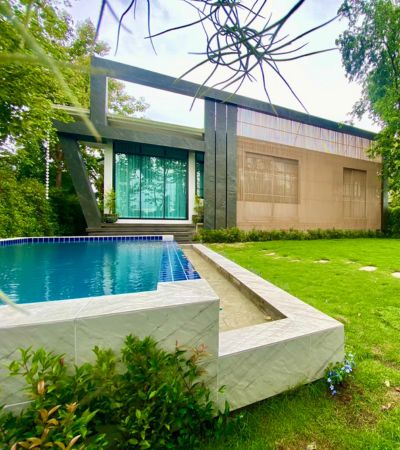 ติดต่อ หลิน 088 598 6998  Line ID: Positive.agราคาเพียง 15.6 ล้าน*พูลวิลล่า บ้านพร้อมสระว่ายน้ำส่วนตัวโมเดิร์น ลักชูรี่ จ.เชียงใหม่ ทำเลดีมาก โซนสันกำแพง แม่ออน ฟังก์ชันจัดเต็ม Fully furnished พร้อมเข้าอยู่ บิ้วอินทั้งหลัง. 4 ห้องนอน  4 ห้องน้ำ 3 ที่จอดรถ 2 ห้องนั่งเล่นโถงสูงขนาดที่ดิน 150 ตรว. พื้นที่ใช้สอย 306 ตรม. สระว่ายน้ำใหญ่ ขนาด 3 x 7 เมตร  ห้องครัว และโซนซักล้าง.ของแถมให้แบบจัดเต็ม- เฟอร์นิเจอร์