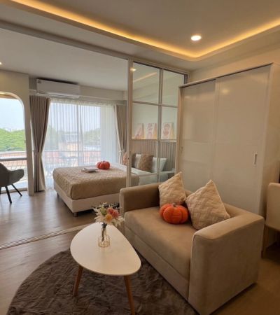 ติดต่อ หลิน 088 598 6998 Line ID: positive.agราคาพิเศษ 1,790,000 บาท*ทำเลดีมาก ใกล้ มช. นิมมาน เมญ่าHillside 1 Condo : คอนโดรีโนเวทใหม่ คอนโดหลังมหาวิทยาลัยเชียงใหม่ ห่างประตู มช เดินเพียง 300 เมตร ทำเลดีสุดๆ วิวดอยสุเทพ .พื้นที่ใช้สอย 32 ตรม. ชั้น 6ฟรีของแถม!! เฟอร์นิเจอร์ครบพร้อมเข้าอยู่-ชุดครัวบิ้วอิน-เครื่องปรับอากาศ -ตู้เย็น -ทีวี 55 นิ้ว-เครื่องทำน้ำอุ่น-ไมโครเวฟ-เตียง 5 ฟุต-ตู้เสื้อผ้า โต๊ะเครื่องแ