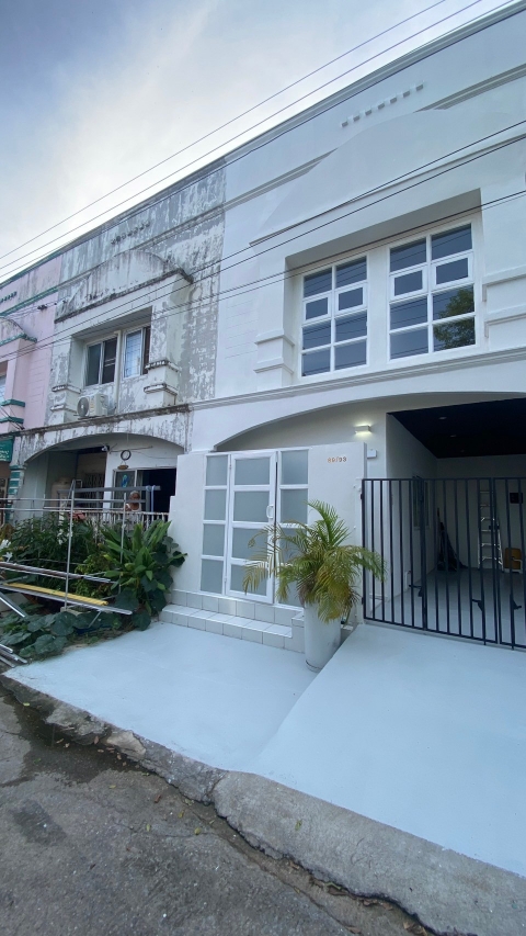 CH995 ขายทาวน์เฮ้าส์ รังสิตการ์เด้นท์วิลล์ รังสิตคลอง 4 รีโนเวทใหม่ขายถูกทาวน์เฮ้าส์ ม.รังสิตการ์เด้นท์วิลล์ รังสิตคลอง 4 รีโนเวทใหม่ทั้งหลัง ราคาขาย 2,290,000 บาทแถมฟรี : ปั้มน้ำ แท็งค์น้ำแบบ : 2 ชั้น , 3 ห้องนอน , 2 ห้องน้ำ , 1 ห้องครัว , 1 ห้องรับแขก , 1 ที่จอดรถพื้นที่ : 21 ตร.วารีโนเวทใหม่ทั้งหลัง พร้อมเข้าอยู่ ทำเลดีห่างจากถนนใหญ่เพียง 300 ม. ห้องนอนขนาดใหญ่ เห็นวิวธรรมชาติสงบ เ�