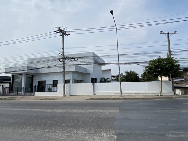 PNTM04 ให้เช่า อาคาร 2 ชั้น เป็นตึกใหม่ ริมถนนใหญ่ ซอยจตุโชติ สายไหม ออเงิน เขตสายไหม เหมาะสำหรับร้านอาหาร ร้านกาแฟ คาเฟ่ สตูดิโอ สปา โชว์รูมราคาเช่า : 80,000 บาท/เดือน ( มัดจำ 2 ล่วงหน้า 1 เดือน ) สัญญา 3ปีติดต่อ คุณช่อผกา 0616198565 LINE 0616198565หากไม่รับสาย รบกวนขอความกรุณาลูกค้า @line ทิ้งรูปและข้อมูลไว้นะคะอาคารพาณิชย์ 2 ชั้น เป็นตึกใหม่ ติดถนนใหญ่ ซอยจตุโชติ สายไหมพื้นที่ใช้สอย 400 ตารา�