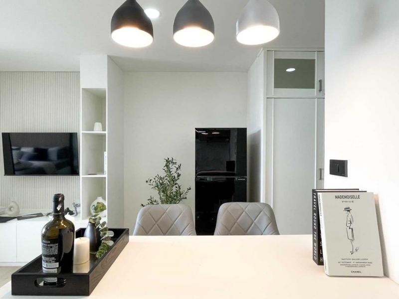 หลุดจอง!! นครพิงค์ซิตีวิว คอนโดมิเนียม ชั้นสูง วิวสวยห้องรีโนเวทใหม่ ทำห้องด้วยหัวใจ ของใช้ครบครันราคาพิเศษ เพียง 1.69 ล้านบาท .รายละเอียดคอนโด:- 1 ห้องนอน, 1 ห้องน้ำ, 36 ตร.ม. ชั้น 9- เฟอร์นิเจอร์บิวท์อิน- เครื่องใช้ไฟฟ้าครบ- ตกแต่งสวย พร้อมเข้าอยู่ฟรีค่าธรรมเนียมการโอนhttps://maps.app.goo.gl/Xunvn966r9CV7KYK9 ทำเลที่ตั้งและสิ่งอำนวยความสะดวก- 3 นาที ถึง ห้างเมญ่า- 3 นาที ถึง เจ็ดยอดพลาซ่า- 5 นาท